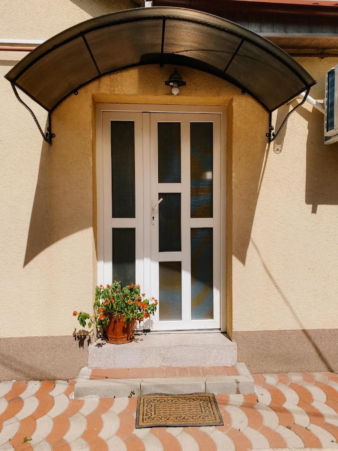 Cozy 2-Bedroom Boho-Themed Home Caransebes Exterior photo